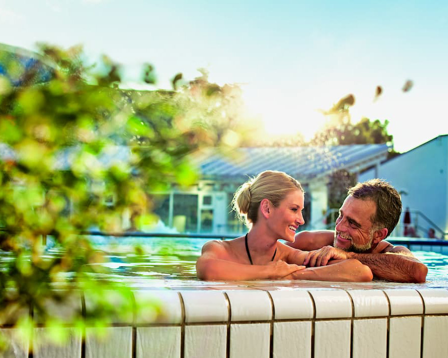 Appartementhaus Berlin in Bad Füssing - Foto von einem Paar im Thermalwasser am Rand der Therme