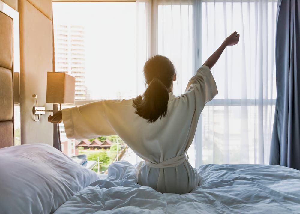 Appartementhaus Berlin in Bad Füssing - Foto in einem Appartement - Frau die gerade erwacht ist