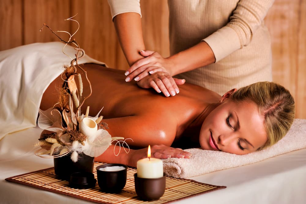 physiotherapeutische Behandlung - Rückenmassage